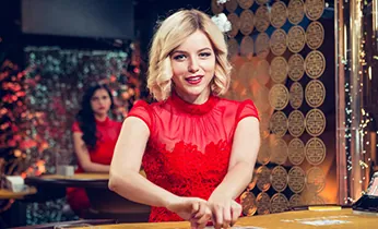 Đội tuyển e-sports đang thi đấu trong không gian gaming chuyên nghiệp